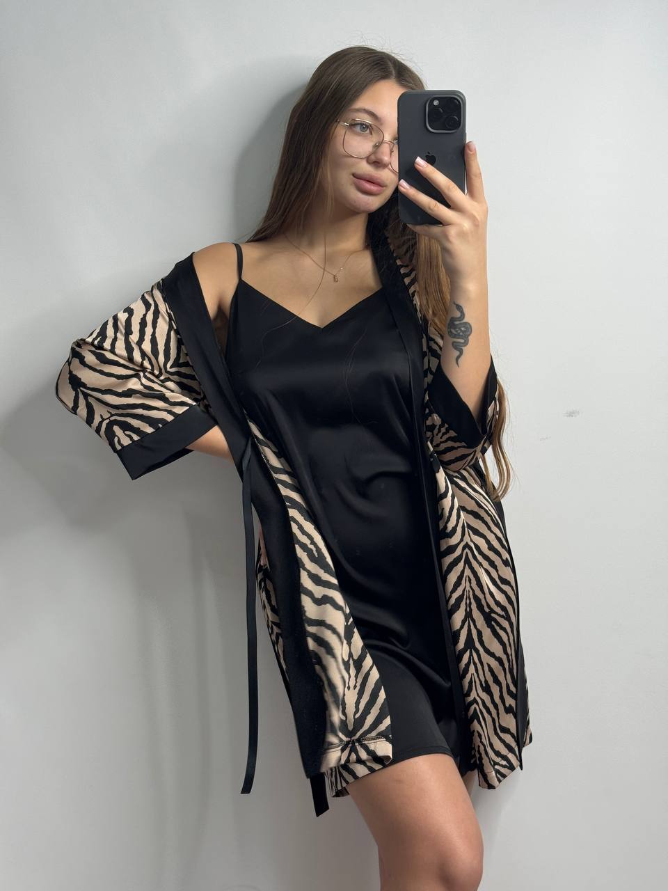 691bd636-a975-486b-97fc-f7f17511531e Шовк халат + сорочка на брительках зебра бежева - Зображення 1