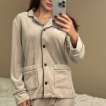 Плюшева піжама на ґудзиках бежева з чорним кантом