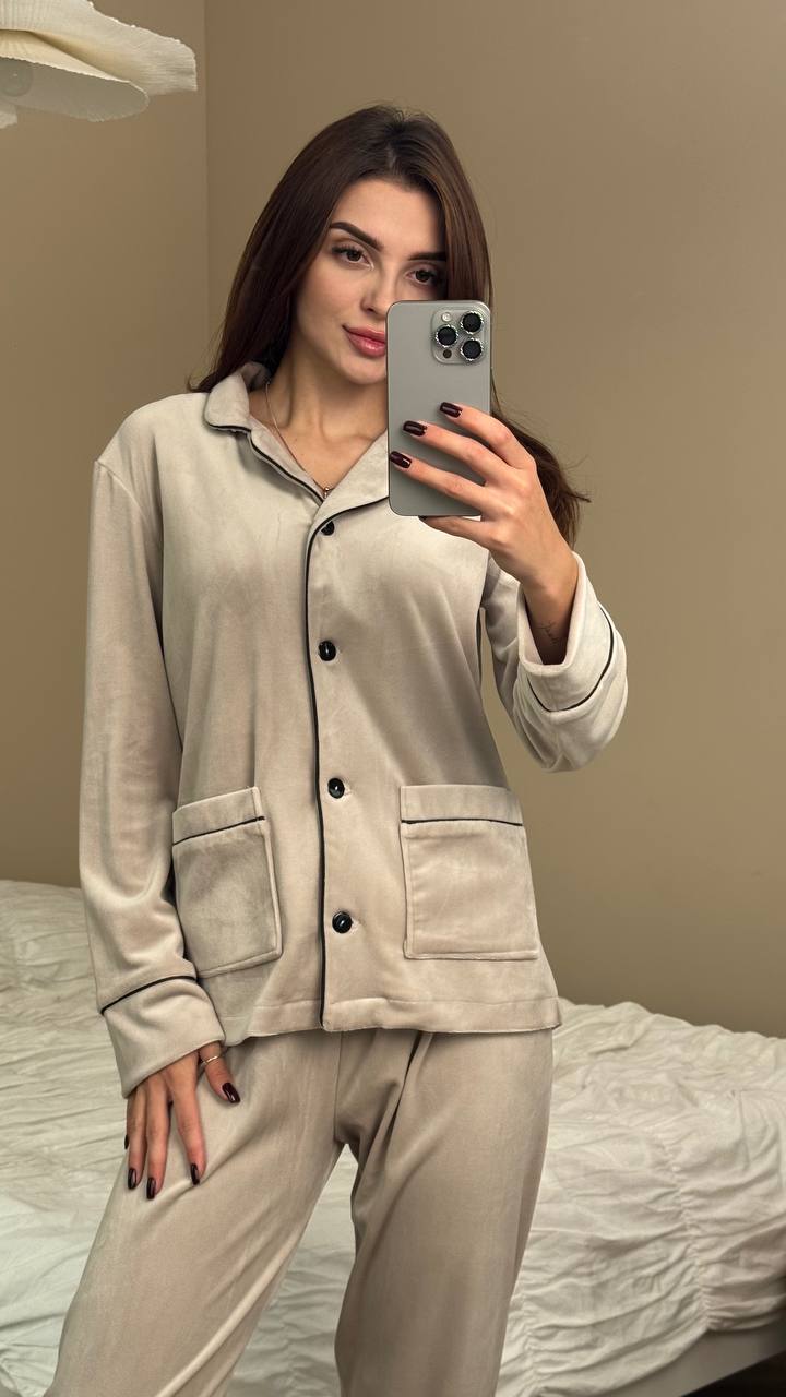 3 Плюшева піжама на ґудзиках бежева з чорним кантом - Зображення 1