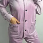 Піжама з плюшу на ґудзиках з кишенями, пудрова з чорним кантом