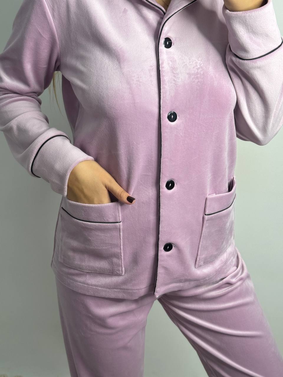 7a5d9ac0-fd57-46c0-9273-fc847bdfbf67 Піжама з плюшу на ґудзиках з кишенями, пудрова з чорним кантом - Зображення 1