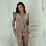 Піжама з плюшу на ґудзиках з кишенями, мокко з чорним кантом