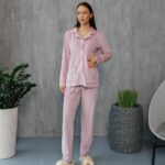 Піжама з плюшу на ґудзиках з кишенями, пудрова з білим кантом