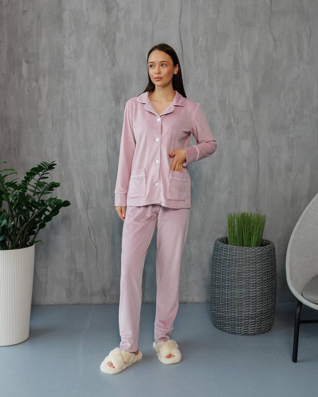 photo_2025-09-30 3.53.06 пп Піжама з плюшу на ґудзиках з кишенями, пудрова з білим кантом - Зображення 1