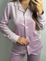 Піжама з плюшу на ґудзиках з кишенями, пудрова світла з білим кантом - Зображення 2