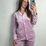 Піжама з плюшу на ґудзиках з кишенями, пудрова світла з білим кантом