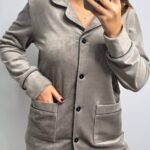 Піжама з плюшу на ґудзиках з кишенями, капучіно насичена  з чорним кантом