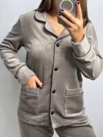 Піжама з плюшу на ґудзиках з кишенями, капучіно насичена  з чорним кантом