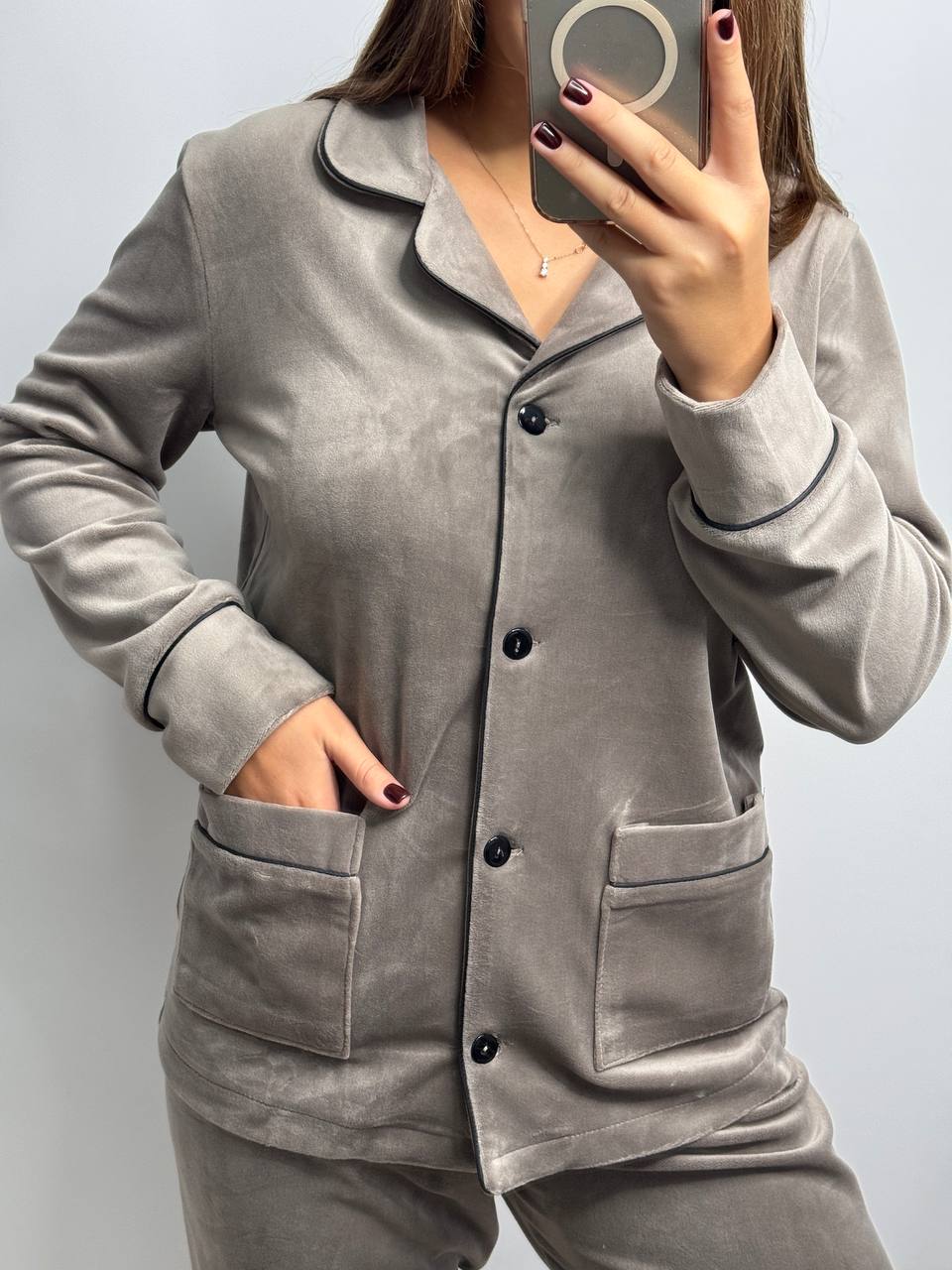 photo_2025-09-30 3.58.17 пп Піжама з плюшу на ґудзиках з кишенями, капучіно насичена з чорним кантом - Зображення 1