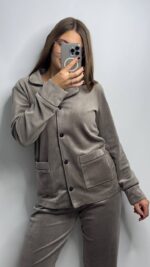 Піжама з плюшу на ґудзиках з кишенями, капучіно насичена  з чорним кантом - Зображення 2