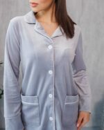 Піжама з плюшу на ґудзиках з кишенями, срібляста  з білим кантом - Зображення 2