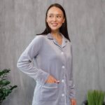 Піжама з плюшу на ґудзиках з кишенями, срібляста  з білим кантом