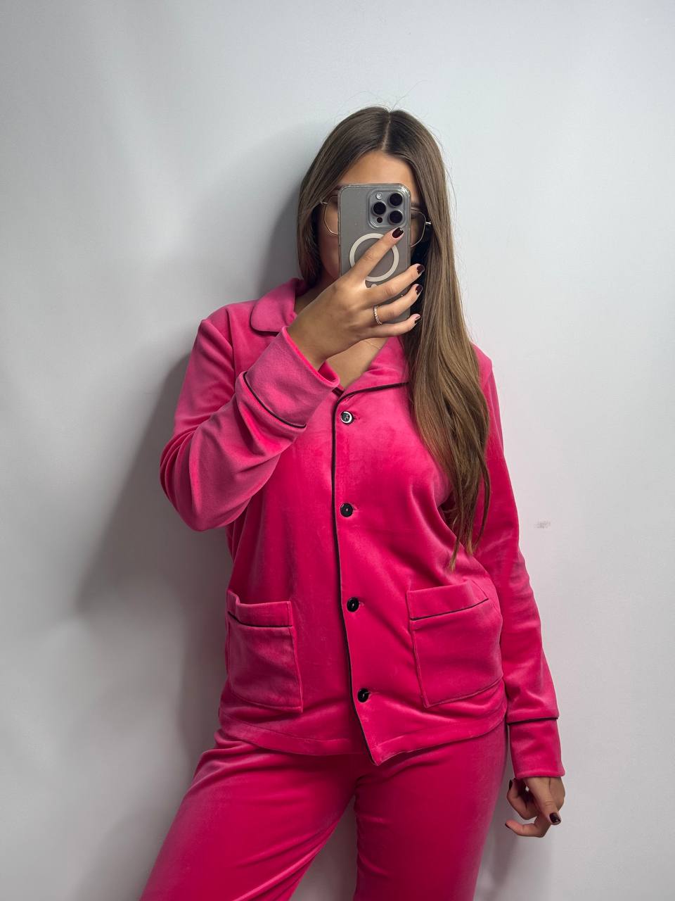 photo_2025-09-30 4.12.56 пп Піжама з плюшу на ґудзиках з кишенями, малинова з чорним кантом - Зображення 1