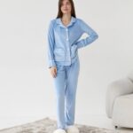 Піжама з плюшу на ґудзиках з кишенями, блакитна  з білим кантом