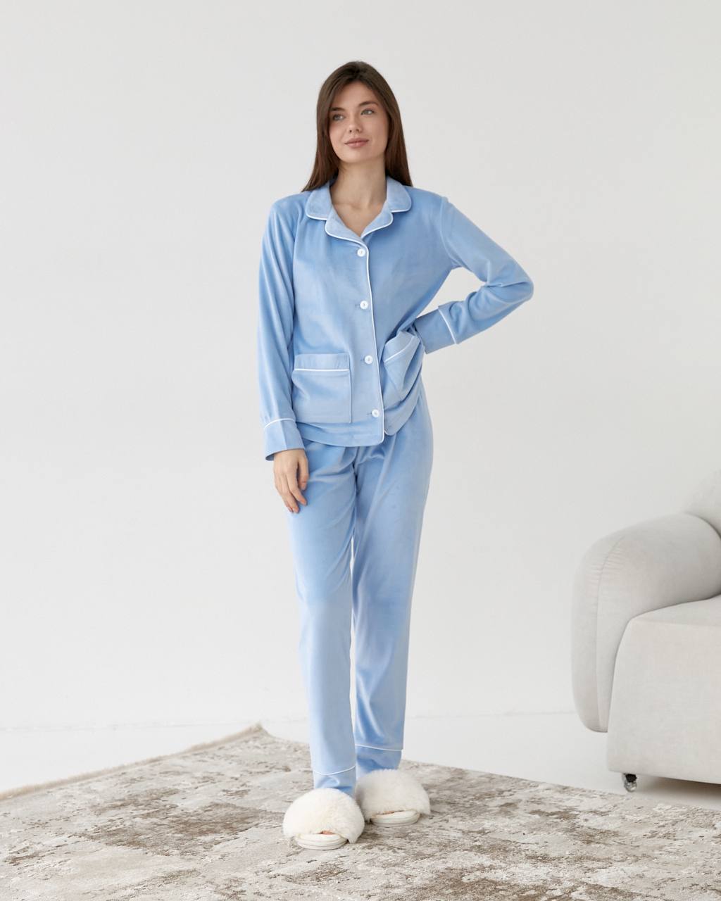 photo_2025-09-30 4.17.02 пп Піжама з плюшу на ґудзиках з кишенями, блакитна з білим кантом - Зображення 1