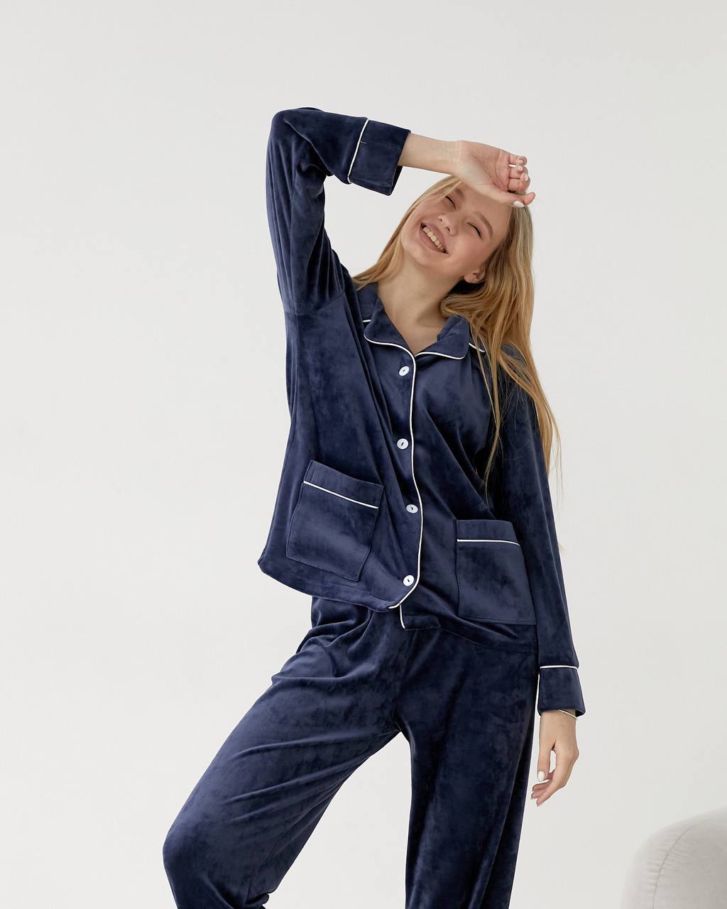 photo_2025-09-30 4.17.41 пп Піжама з плюшу на ґудзиках з кишенями, синя з чорним кантом - Зображення 1
