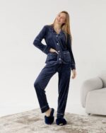 Піжама з плюшу на ґудзиках з кишенями, синя з чорним кантом - Зображення 2