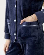 Піжама з плюшу на ґудзиках з кишенями, синя з чорним кантом - Зображення 3