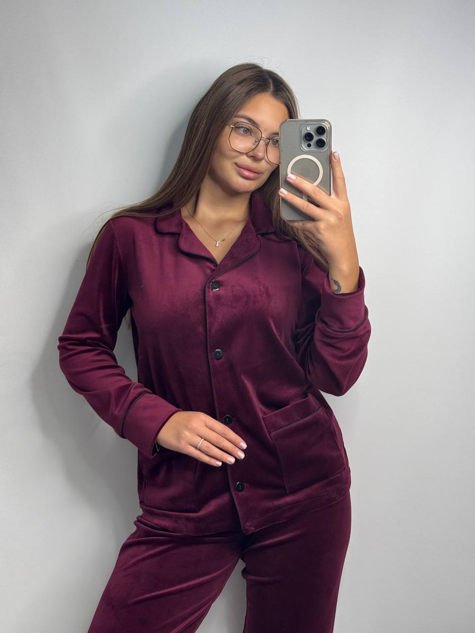 photo_2025-11-25_20-38-37 Піжама з плюшу на ґудзиках з кишенями, бордова з чорним кантом - Зображення 1