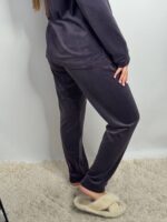 Піжама з плюшу на ґудзиках з кишенями, баклажанова з чорним кантом - Зображення 4