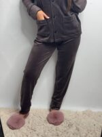 Піжама з плюшу на ґудзиках з кишенями, шоколадний з чорним кантом - Зображення 5