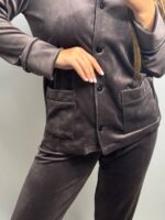 Піжама з плюшу на ґудзиках з кишенями, шоколадний з чорним кантом - Зображення 3