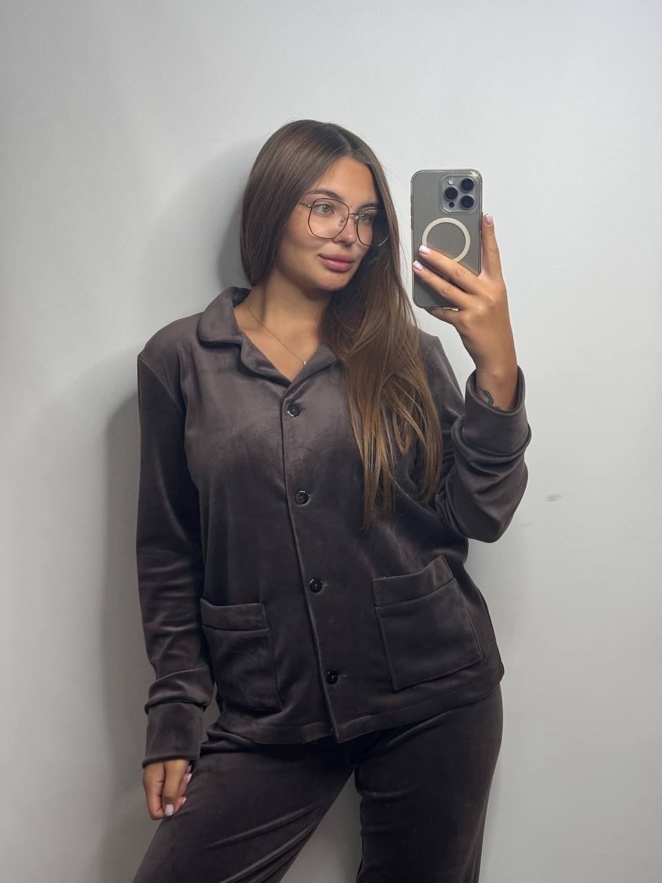 photo_2025-11-25_21-28-37 Піжама з плюшу на ґудзиках з кишенями, шоколадний з чорним кантом - Зображення 1