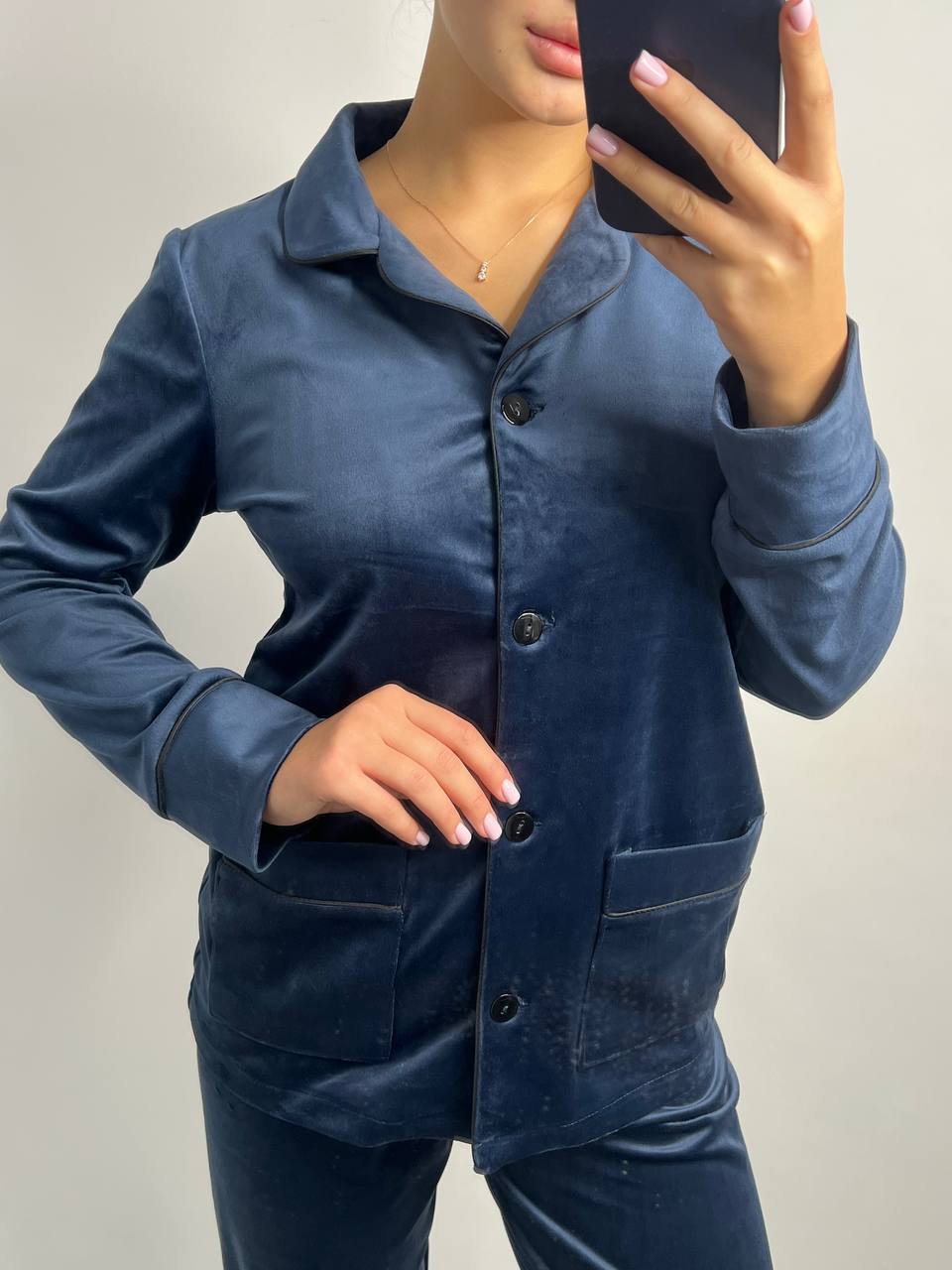 photo_2025-11-25_21-35-32 Піжама з плюшу на ґудзиках з кишенями, синій з чорним кантом - Зображення 1