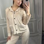 Піжама з плюшу на ґудзиках з кишенями, кремовий з чорним кантом