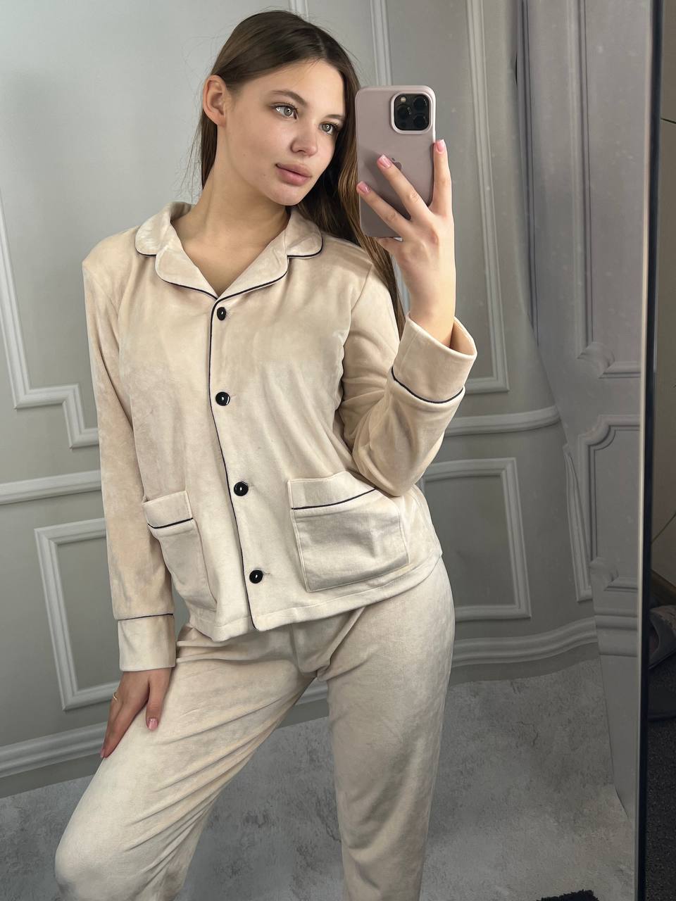 photo_2025-11-25_22-11-29 Піжама з плюшу на ґудзиках з кишенями, кремовий з чорним кантом - Зображення 1