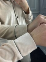 Піжама з плюшу на ґудзиках з кишенями, кремовий з чорним кантом - Зображення 2