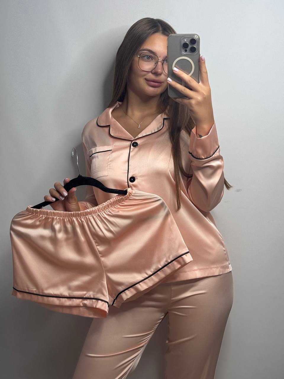 photo_2025-11-27_09-33-37 Шовк трійка довгий рукав персик чорний кант - Зображення 1