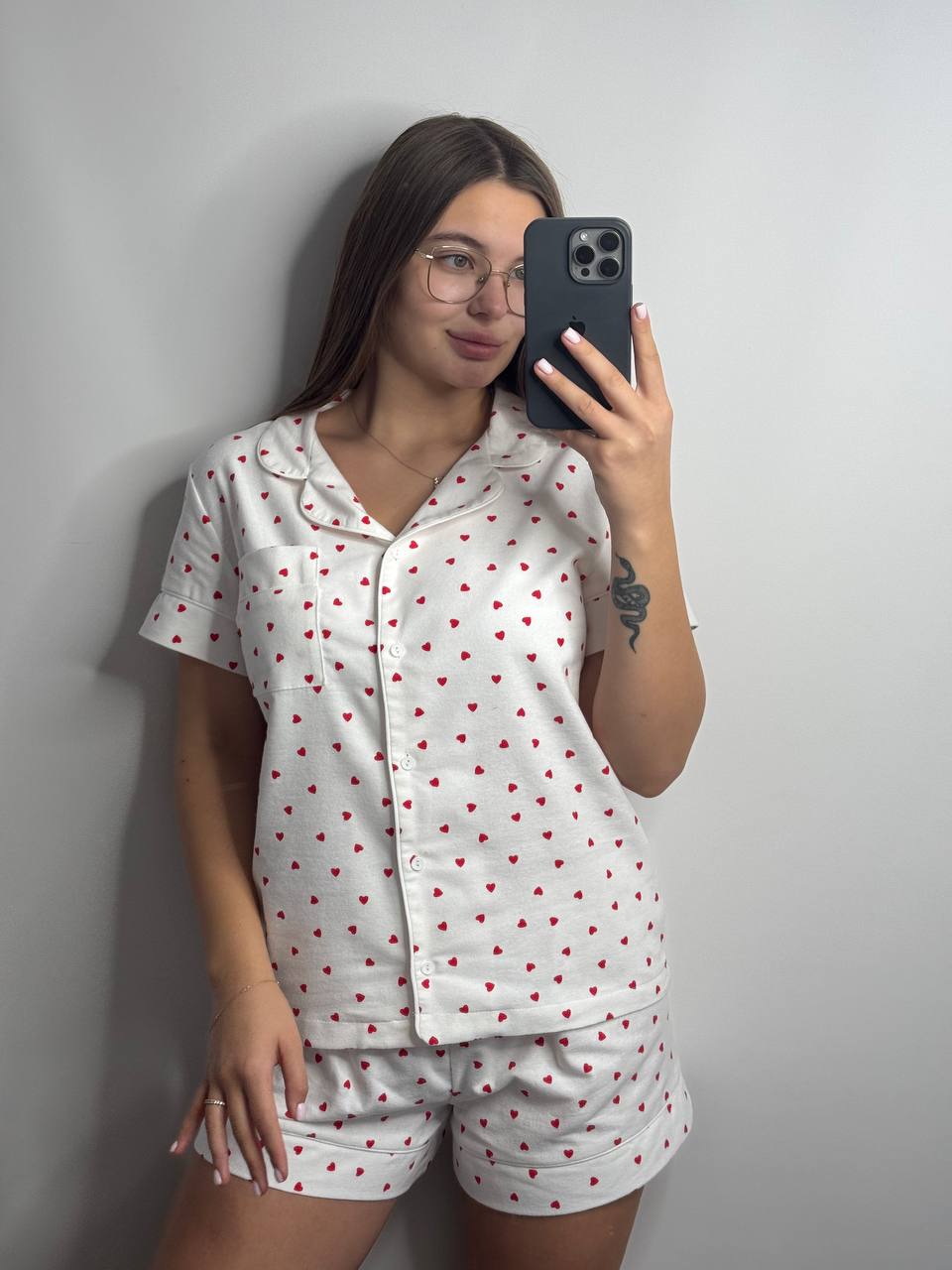photo_2025-12-08_16-44-58 Піжама сорочка і шорти у тканині фланель червоні сердечка білий кант - Зображення 1