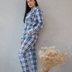 Домашній костюм у трендовий клітчастий принт біло-синій