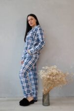 Домашній костюм у трендовий клітчастий принт біло-синій