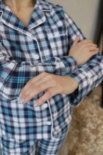 Домашній костюм у трендовий клітчастий принт біло-синій - Зображення 3