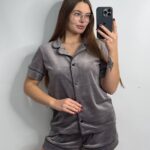 Домашній велюровий костюм сорочка на ґудзиках і шорти капучіно чорний кант