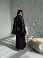 Довгий шовковий халат з пір'ям на рукавах чорний - Зображення 10