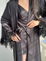 Довгий шовковий халат з пір'ям на рукавах чорний - Зображення 3