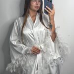 Довгий шовковий халат з пір'ям на рукавах айворі