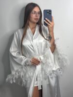 Довгий шовковий халат з пір'ям на рукавах айворі
