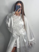 Довгий шовковий халат з пір'ям на рукавах айворі - Зображення 4