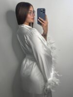 Довгий шовковий халат з пір'ям на рукавах айворі - Зображення 2