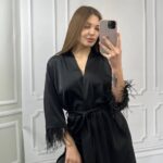 Шовковий халат з пір'ям на рукавах чорний