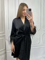 Шовковий халат з пір'ям на рукавах чорний - Зображення 9