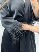Шовковий халат з пір'ям на рукавах чорний - Зображення 5