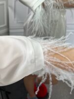 Шовковий халат з пір'ям на рукавах айворі - Зображення 10